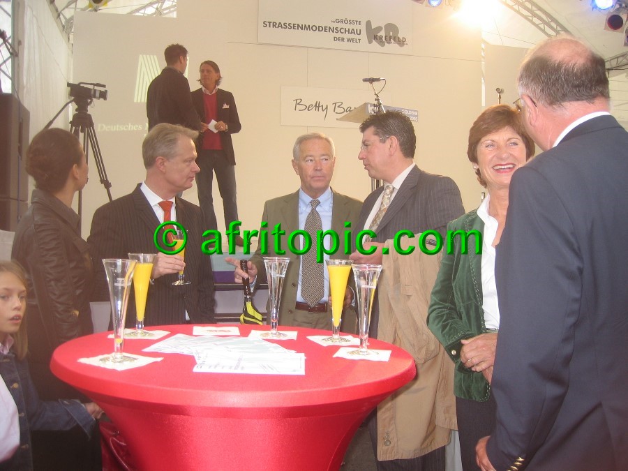 ../Images/Krefeld-Strssenmodenschau-2005 001.jpg